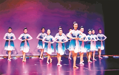 英中表演艺术舞蹈学院院长周航宇—— 在英国推广中国舞