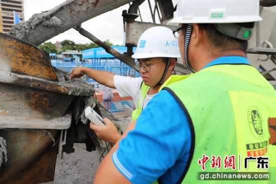 建设者测量混凝土温度。中建二局 供图 建设者测量混凝土温度。中建二局 供图